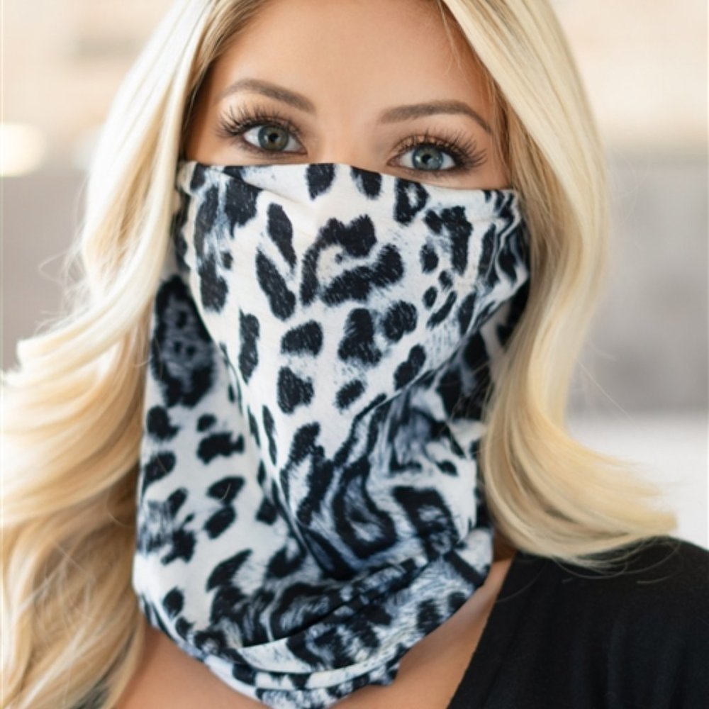 Pull up & down leopard print face mask